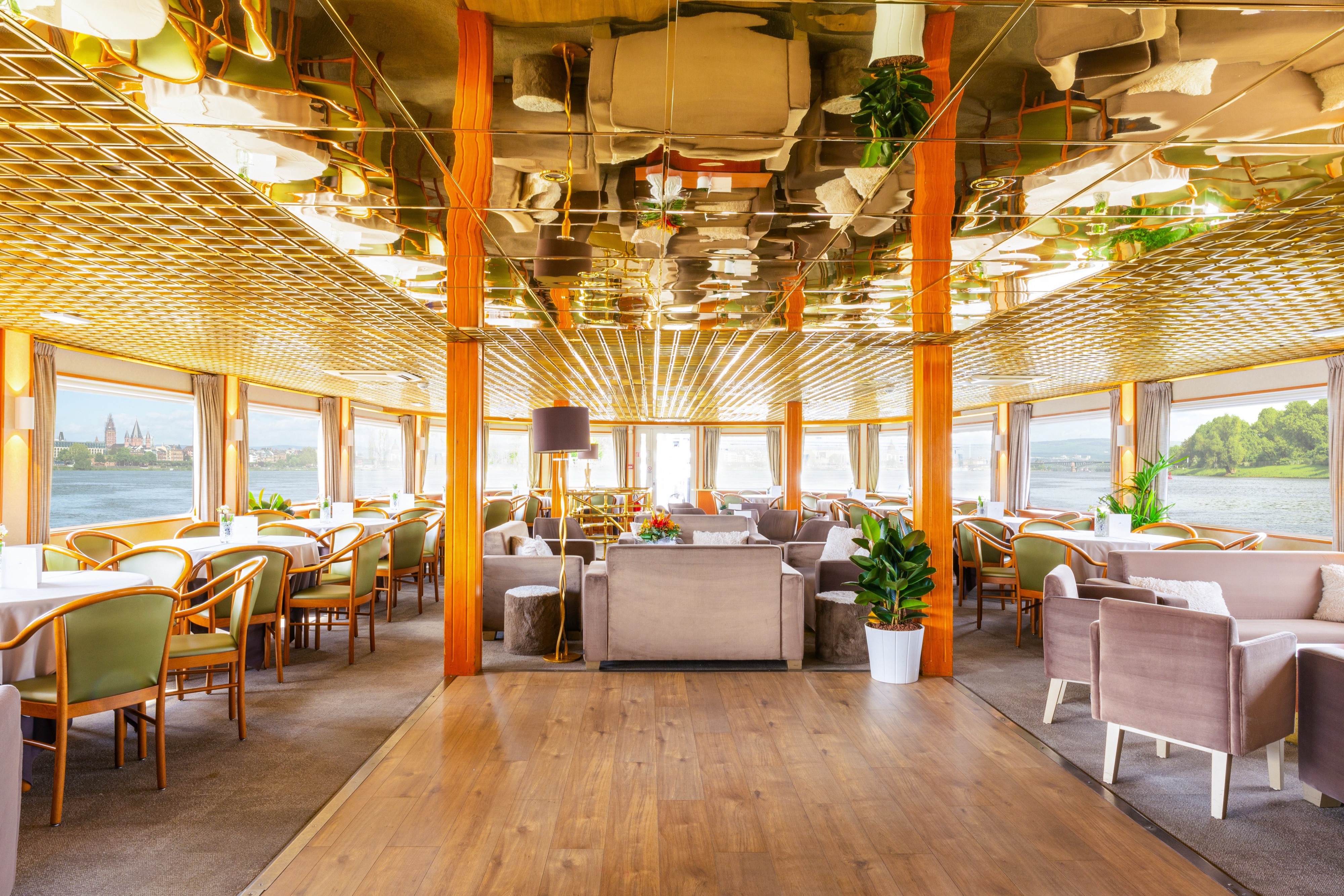 Lounge Bar with Dancefloor